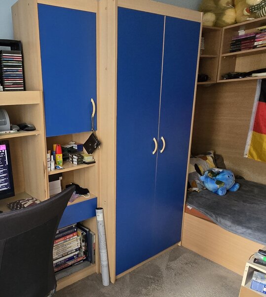 Dulap 2 usi + soldat rafturi si o usa.